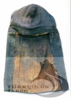 /album/resim-galerisi/hun-doneminden-kalma-asker%c3%ae-%c5%9fapka%2c-%28borkun-alt%c4%b1na-giyiliyor%29-jpg/